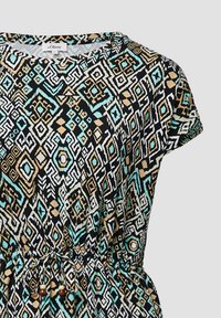 Schwarzes Kleid mit einem geometrischen Muster in Türkis, Beige und Weiß. Kurze Ärmel, runder Ausschnitt und eine Kordelzugtaille mit Perlenakzenten.