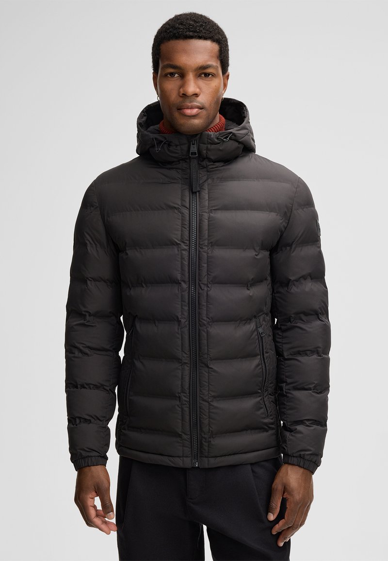 Czarna puchowa kurtka z kapturem, z zamkiem błyskawicznym, elastycznymi mankietami i pikowanym wzorem. Materiał wydaje się błyszczący, o gładkiej teksturze.