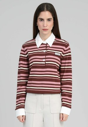 Polo à manches longues à rayures en bordeaux, rose et blanc. Il présente un col blanc, trois boutons et une étiquette « 1985 » sur le côté gauche.