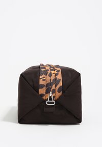 Borsa in nylon marrone con forma quadrata, caratterizzata da una tracolla con stampa leopardata e accessori in metallo argentato. Texture liscia e design minimalista.