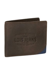 Cartera de cuero genuino marrón con acabado texturizado, logo en relieve y detalle en azul en una esquina. Diseño de bi-fold con bordes cosidos.