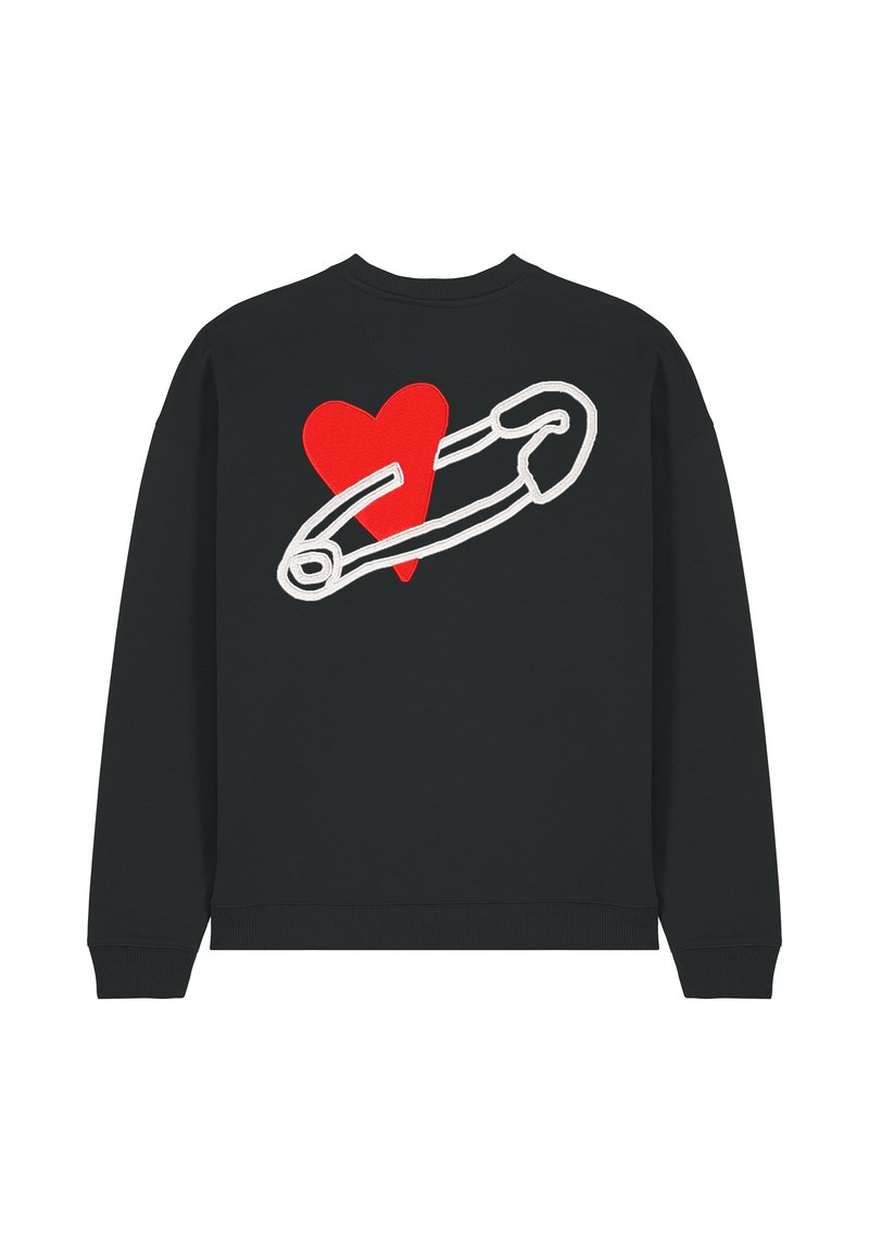 Felpa nera con un grande cuore rosso e una grafica di una spilla di sicurezza bianca sulla schiena. Tessuto morbido con polsini e orlo a coste.