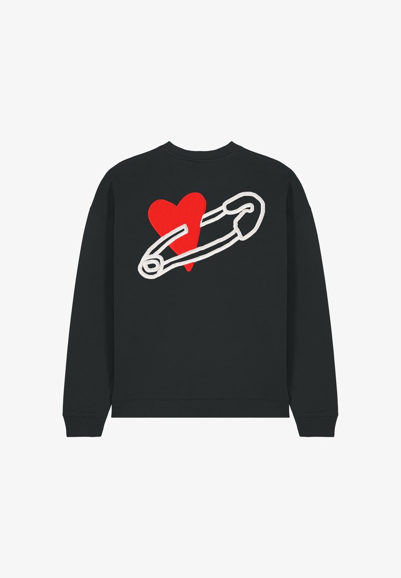 Felpa nera con un grande cuore rosso e una grafica di una spilla di sicurezza bianca sulla schiena. Tessuto morbido con polsini e orlo a coste.