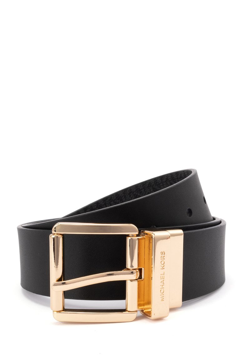 Ceinture en cuir noir avec une boucle en métal doré poli. La boucle a une forme rectangulaire et présente une marque gravée. Intérieur texturé.