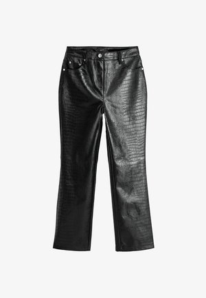 Pantalons noirs en simili cuir avec une texture crocodile, design à jambes droites, cinq poches et quincaillerie en argent. Fini lisse et aspect brillant.