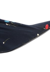 Gros plan d'une chaussure plate bleu foncé à motif floral, avec un bout arrondi et des détails de fleurs rouges, bleues et blanches.
