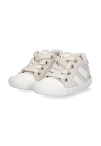 Lichtgrijze kindersneakers met witte accenten. Gemaakt van textuurmateriaal, met ronde veters, rubberen zolen en contrasterende zijkanten.