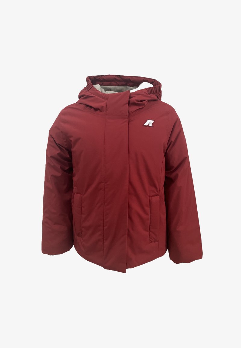 Giacca imbottita rossa con cappuccio, zip frontale, due tasche laterali e logo sul petto. Tessuto liscio e design moderno.