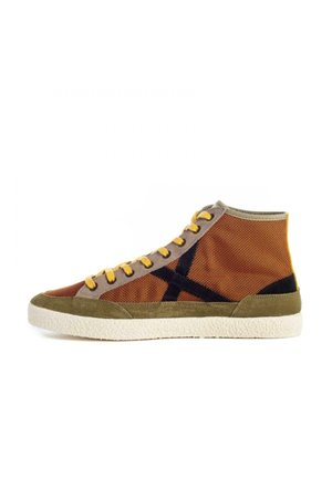 High-Top-Sneaker mit braunem Mesh, olivgrünen Wildledereinsätzen, gelben Schnürsenkeln, schwarzem seitlichem Kreuzdetail und weißer Gummisohle.