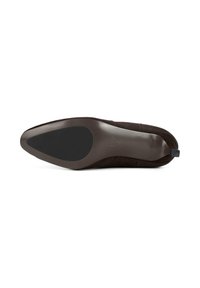 Scarpa in suede marrone a punta, viste dal suola, evidenziando un pad di grip nero nella parte anteriore e le marche di dimensione vicino al tallone.