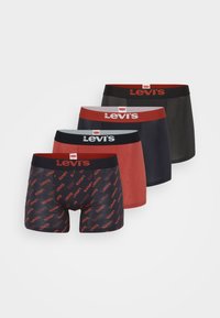 Fyra par herrboxer, med en mix av färger: röd, svart och marinblå. Varje par har en kontrasterande midjeband med Levi's-logotyp. Ett par har ett mönster med slogan.