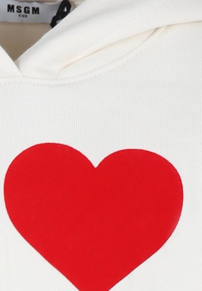 Witte hoodie met een grote rode hartafbeelding in het midden. Gemaakt van zachte, gladde stof met een standaard pasvorm en een trekkoordkap.