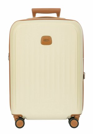 Cremefarbener Hartschalenkoffer mit braunen Lederakzenten, vier schwarzen und braunen Rollen und einem oberen Griff.