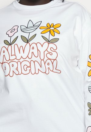 Biała koszula z napisem "ALWAYS ORIGINAL" drukowanym grubymi literami oraz trzema kolorowymi kwiatami z obrysem nad napisem i na rękawie.
