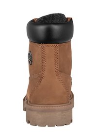 Bottine en cuir marron avec un col texturé noir et une semelle en caoutchouc robuste. Présente des coutures décoratives et un discret logo.