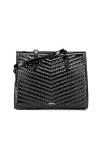 Czarna skórzana torebka z wzorem w jodełkę, zdobiona ćwiekami, z odpinanym paskiem na ramię. Charakteryzuje się gładką fakturą i usztywnionym kształtem.