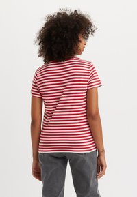 Levi's® THE PERFECT TEE - Paprasti marškinėliai - sandy script red