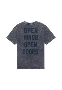 Denim T-shirt in donkerblauw met een ronde hals. De achterkant heeft grote tekst: "OPEN MINDS OPEN DOORS" in vette, donkere letters.