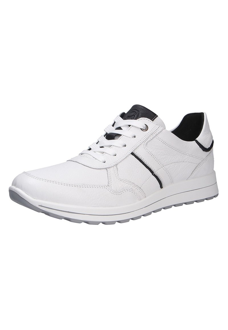 Weiße Sportschuhe mit einem strukturierten Leder-Obermaterial, schwarzen Akzenten, runder Spitze und einer Gummisohle mit hellgrauem Profil.