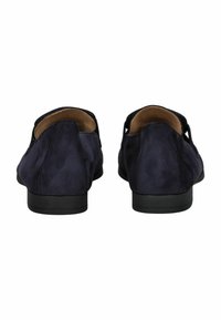 Zapatos de ante azul marino con una textura suave, suela negra baja y detalles recortados en los laterales. Parte trasera redondeada y diseño minimalista.