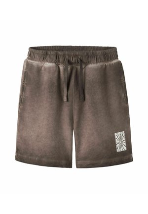 Brune elastiske taljeshorts med snor, sidelommer og en hvid "Sundrop" logo med solstråledesign på venstre ben.