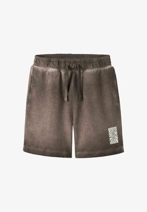 Brune elastiske taljeshorts med snor, sidelommer og en hvid "Sundrop" logo med solstråledesign på venstre ben.