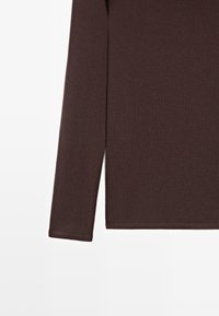 Langarmshirt in Dunkelbraun, aus weichem Stoff gefertigt. Verfügt über einen runden Ausschnitt und einen geraden Saum, ohne sichtbare Muster oder Hardware.