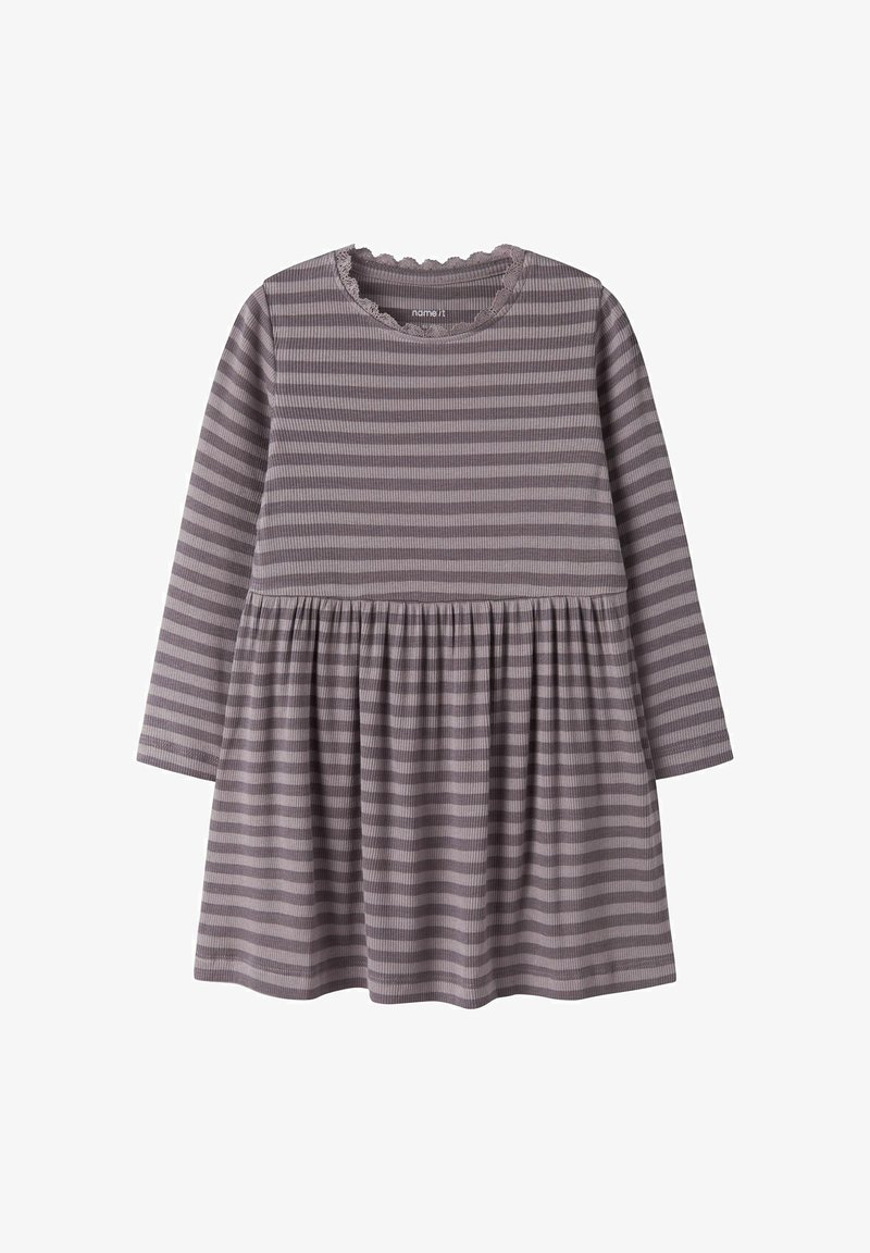 Robe pour tout-petit à manches longues rayée gris et lavande, avec une taille froncée et une bordure en dentelle festonnée autour de l'encolure ronde.