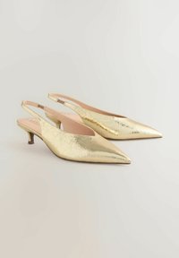 Tacchi slingback dorati con punta affusolata e tacco basso e curvo; finitura testurizzata con un motivo crepato. Rivestimento interno liscio visibile.