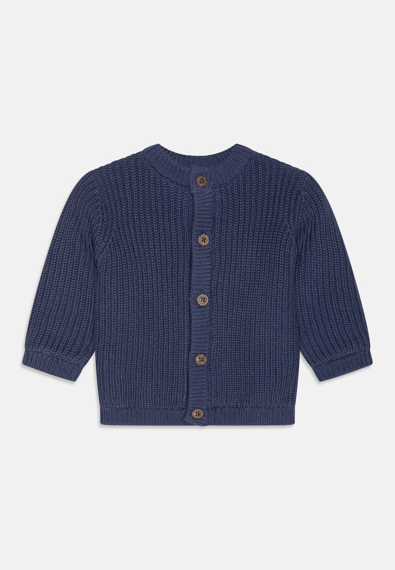 Μπλε πλεκτό κασκόλ με στρογγυλή λαιμόκοψη, τρία τέταρτα μανίκια και πέντε ξύλινους κόμπους μπροστά. Υφασμάτινη επιφάνεια με ραμμένα άκρα.