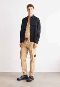 Calvin Klein Jeans WASHED - Cargobroek - travertine
