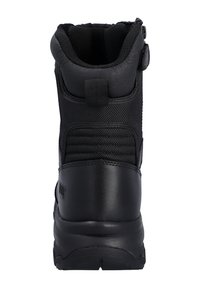 Zwarte laars met een bovenwerk van gestructureerde stof, een rubberen zool en een gevoerde kraag. Ritssluiting aan de zijkant voor gemakkelijk aan- en uittrekken.