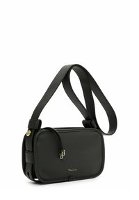 Černá kožená crossbody taška obdélníkového tvaru, s texturovaným povrchem, zlatými kovovými doplňky a nastavitelným popruhem. Název značky viditelný na přední straně.