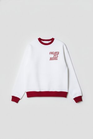 Valge dressipluus bordo värvi soonikkoes varrukate ja alläärega, mille esiküljel on julgelt punaste tähtedega kiri "COLOURFUL REBEL".