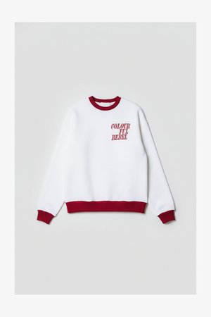 Valge dressipluus bordo värvi soonikkoes varrukate ja alläärega, mille esiküljel on julgelt punaste tähtedega kiri "COLOURFUL REBEL".