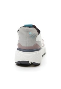 Men's athletic shoes featuring a gray textile upper, purple accents, white midsole with ridges, and a blue heel tab.