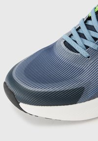 Modra športna čevlja z strukturo iz mrežastega materiala, kontrastnimi mornarsko modrimi detajli, svetloblue vezalkami in oblazinjeno belo podplatom.
