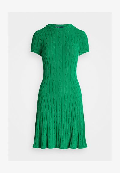 Vestido de punto verde con mangas cortas, con un patrón de trenzado. Silueta en A, tejido texturizado y cuello redondo.