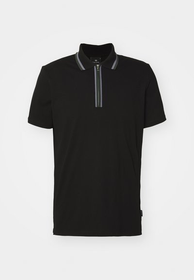 Musta polo-paita sileästä kankaasta, jossa on vetoketjulla varustettu kaulus ja raidalliset yksityiskohdat harmaana ja vihreänä. Lyhyet hihat ja rento istuvuus.