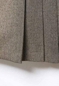 Szara plisowana spódnica wykonana z teksturowanej tkaniny, z subtelnym wzorem i miękkim wykończeniem, o wyraźnym, dopasowanym kroju.