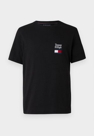 T-shirt en coton noir avec col rond, manches courtes et petit logo brodé avec un motif de rectangle coloré sur la poitrine.