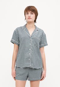 Kortermet pysjamasett i grønn og hvit gingham-rute, med en knapp-up skjorte med lomme og matchende shorts.
