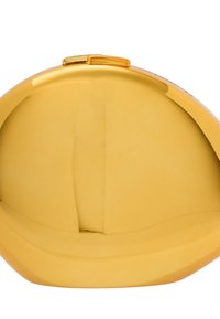 Zlatá psaníčko s hladkým, lesklým povrchem. Má zakřivený tvar a uzávěr na vrchu. Minimalistický design bez viditelných vzorů.