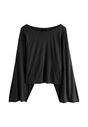 Sort langærmet skjorte med brede klokkeærmer og en let cropped, løs pasform, vist på en hvid baggrund.