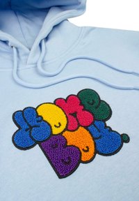 Helles blaues Hoodie mit einem bunten, strukturierten gestickten Logo, das abgerundete Buchstaben in Grün, Rot, Lila, Gelb und Blau zeigt.