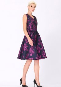 Smart and Joy PATINEUSE BROCART À MOTIF FLORAL - Robe de jour - violet