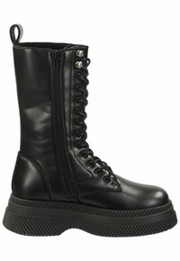 Bota de cuero negro hasta la rodilla con suela de plataforma texturizada, cremallera lateral y cordones en el frente. Presenta una puntera redonda y un diseño robusto.