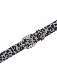 Leopardprint riem gemaakt van gestructureerd grijs materiaal met zwarte vlekken, voorzien van een zilverkleurige metalen gesp en meerdere verstelgaten.