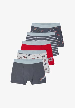 Fünf Jungen-Boxershorts in Grau, Rot und gestreiften Mustern mit Rennwagen- und Geschwindigkeitsmotiven, jeweils mit einem hellblauen elastischen Bund.