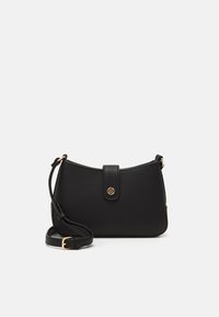 Czarna skórzana torebka o zaokrąglonym kształcie, z elementami w złotym odcieniu i odpinanym paskiem. Posiada przednie zapięcie na zatrzask oraz fakturowaną powierzchnię.